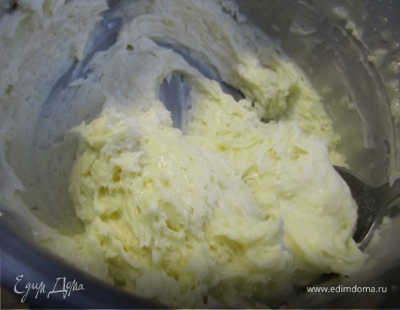 Приготовить ганаш.
У нас будет два крема один с белым шоколадом, второй с чёрным.
200 мл сливок закипятить добавить белый шоколад и 50 гр масла.
Дать шоколаду растаять, хорошо охладить(но не с холодильнике). Взбить.
Тоже самое проделать с оставшимися сливками, маслом и чёрным шоколадом.