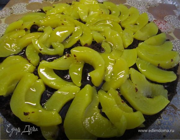 Персики порезать тоненькими кусочками.
Приготовить желе для торта(как указано на пачке).
Половину персиков выложить на один корж.
Аккуратно залить половиной желе для торта.