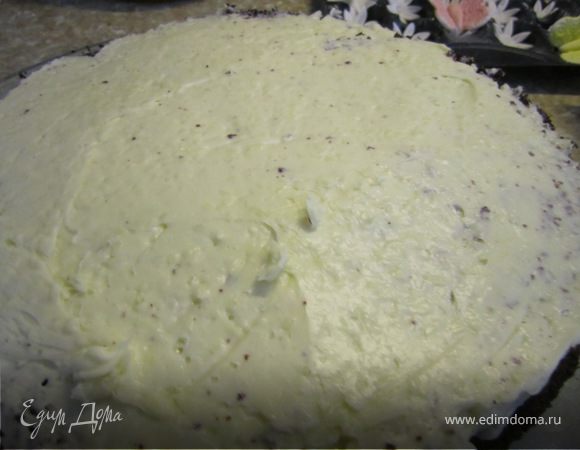 На следующий корж нанести белый ганаш.
