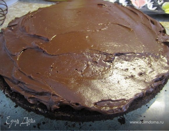 Выкладываем оставшиееся персики и покрывем желе для торта(если за это время оно немного застыло, просто разогрейте его).
На ставшийся корж наносим ганаш.