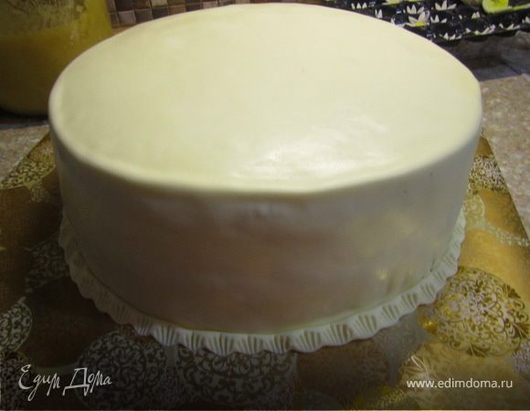 Поставить торт на пару часов в холодильник.
Торт можно просто покрыть масляным кремом (200 гр масла+100 гр сгущенки).
Или сделать еще порцию ганаша белого или черного,но уже не взбивать его, покрыть им торт.
По желанию, можно покрыть торт мастикой. (у меня на торт ушло 400 гр мастики, без украшений).