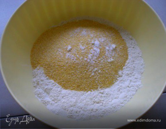 Муку, поленту и соль смешать.
