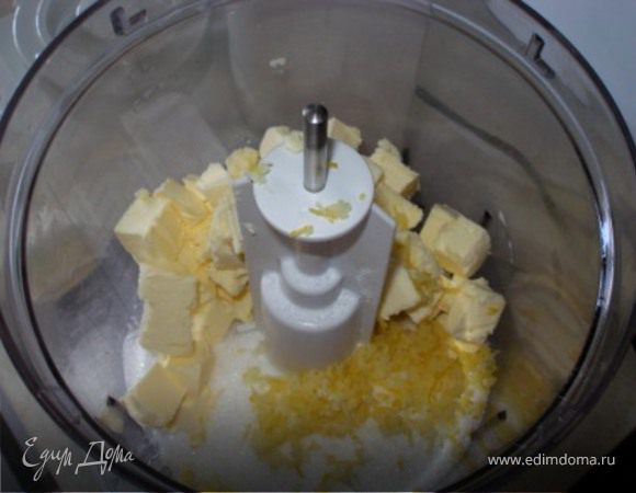 Мягкое масло взбивать 2 минуты с сахаром и цедрой.
