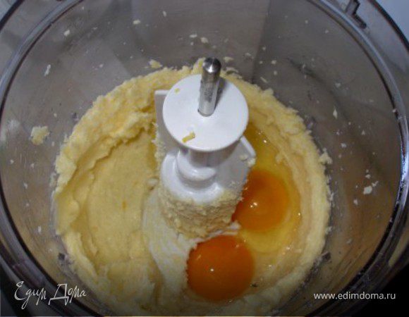 Добавить яйцо и желток, хорошо перемешать.