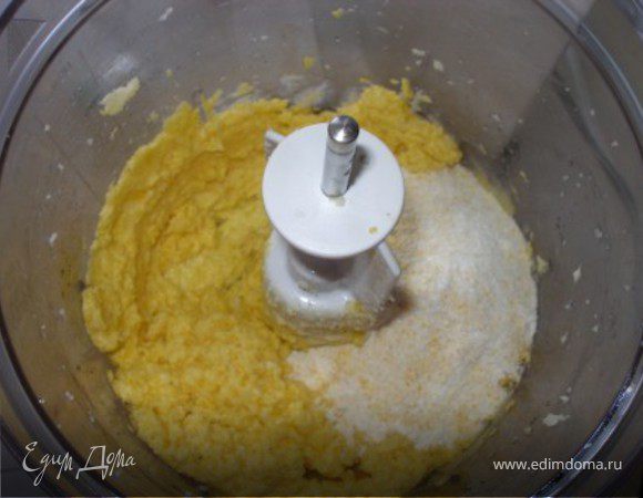 Добавить ваниль и муку с полентой.  Еще раз хорошо перемешать. 