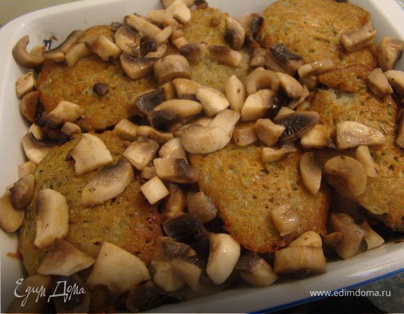 Выкладываем их слоями в форму для запекания. Каждый слой можно посыпать приправой. Я посыпала итальянскими травами. Сверху выкладываем обжаренные кусочки грибов на подсолнечном масле. 
