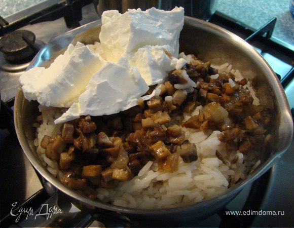 Отвариваем рис до готовности. 
Добавляем туда обжаренные грибы на подсолнечном масле, а затем добавляем маскарпоне и хорошо перемешиваем. 