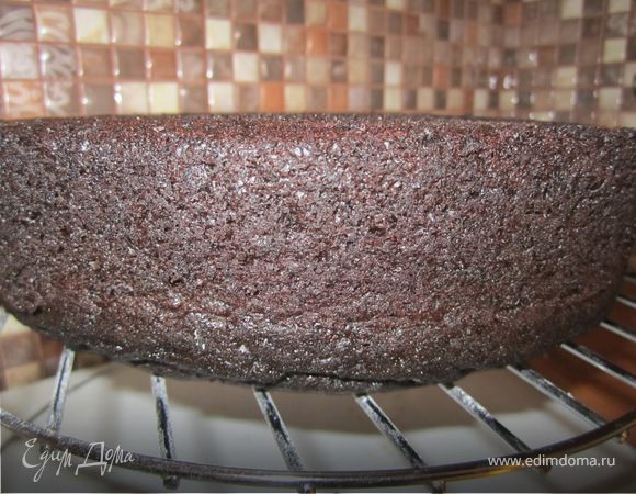 Приготовить бисквит по рецепту www.edimdoma.ru/recipes/17392.
Разрезать на три коржа.