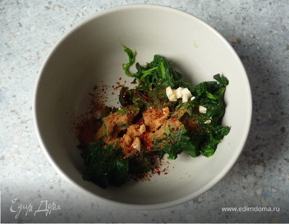 Масло растопить. Шпинату дать оттаять, отжать и крупно порубить. Чеснок почистить и мелко порезать. Смешать шпинат с чесноком, мускатным орехом и чили.