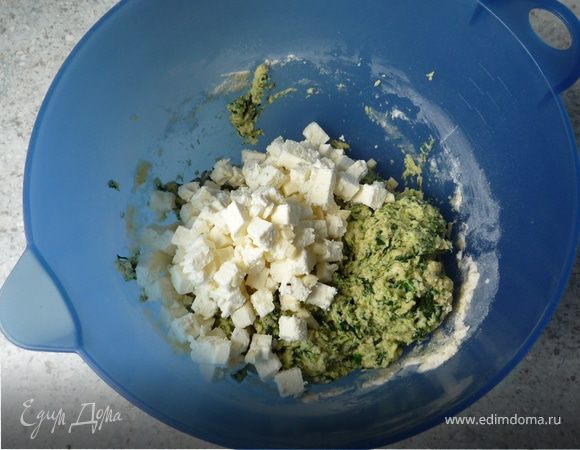 Яйца, масло и пахту перемешать при  помощи миксера и насадки для теста. Добавить шпинат. Смешать муку, разрыхлитель и соль и добавить к тесту. Сыр нарезать небольшими кусочками и тоже
добавить в тесто.