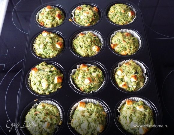 Разогреть духовку до 200°C. Формочки для маффинов смазать маслом или выложить бумажными формами. Распределить тесто. Запекать 25 минут.
Достать из духовки, 5 минут не трогать, затем маффины остудить.
