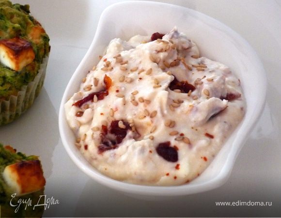 К этим маффинам подойдет следующий ДИП:
100г йогурта перемешать со 100г сыра Фета до кремообразного состояния. Добавить мелко порезанных вяленых томатоа,чили и кунжутных семечек (можно их предварительно обжарить). Приятного аппетита!