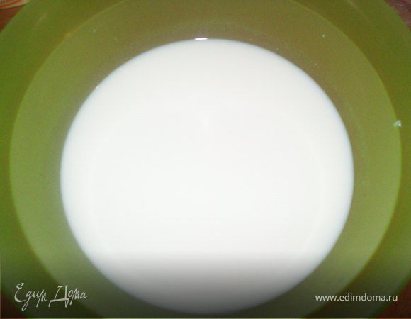 смешать воду и кефир