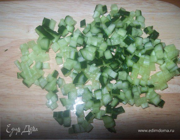 Нарезать все ингридиенты кубикаими и положить в кефирную смесь...