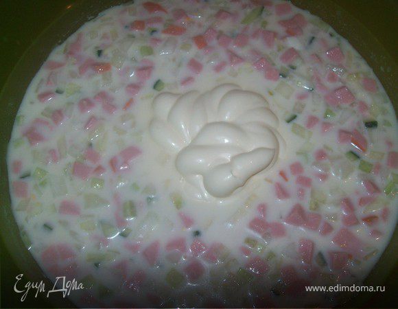 Добавить соль по вкусу и майонез...