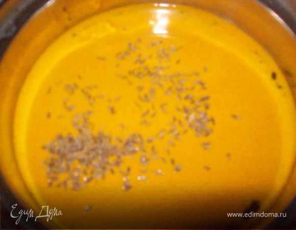 Очистите картофель. Если клубни крупные нарежте на нужные Вам куски. Положите в воду. Добавьте соль, куркуму и тмин.