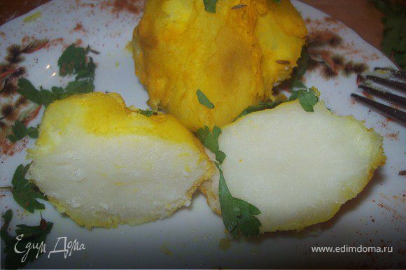 Гости могут подумать, что Вы провели пол дня у плиты , приготовляя этот картофель, ведь имея ярко желтую окраску, внутри он остается нежнейжим...белым..))