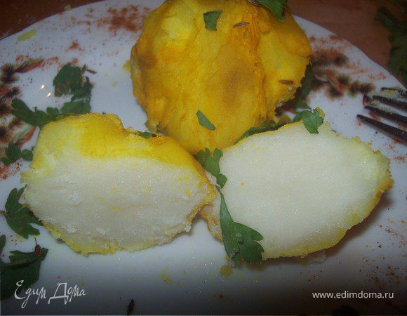 Гости могут подумать, что Вы провели пол дня у плиты , приготовляя этот картофель, ведь имея ярко желтую окраску, внутри он остается нежнейжим...белым..)) 