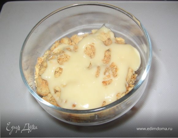 полить его сгущенкой и пусть пропитается минут 5