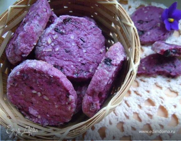 Духовку разогреть до 200 градусов. "Колбаску" нарезать на кружочки толщиной 5 мм, печь около 10 минут.