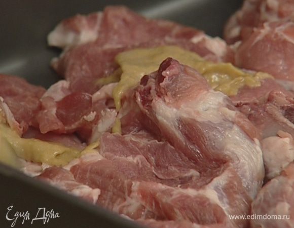 Свинину вымыть и просушить, нарезать на куски толщиной 10 мм, слегка отбить и смазать с обеих сторон горчицей.