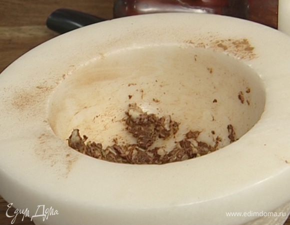 Чеснок, бадьян, перец, корицу и щепотку соли растолочь в ступке, добавить растительное масло, все перемешать.