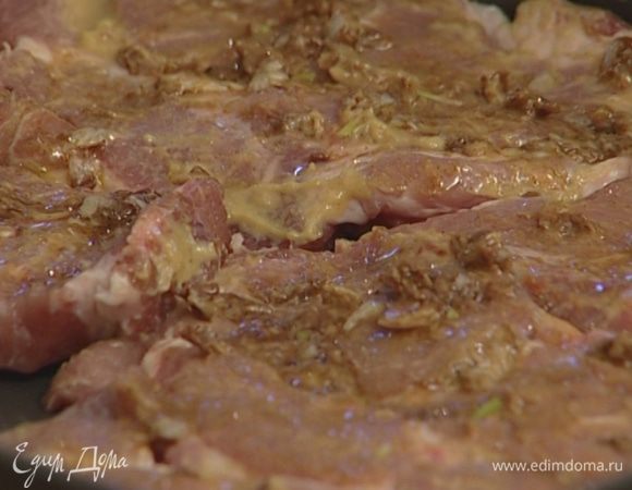 Смазать чесночной смесью свинину, уложить в глубокий противень, накрыть бумагой для выпечки.