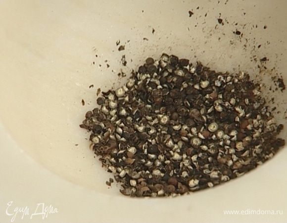 Черный перец растолочь в ступке.