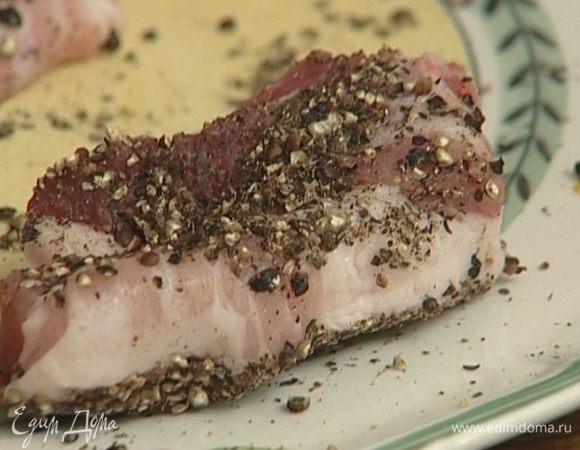 Каждый кусок свинины обвалять со всех сторон в перце.