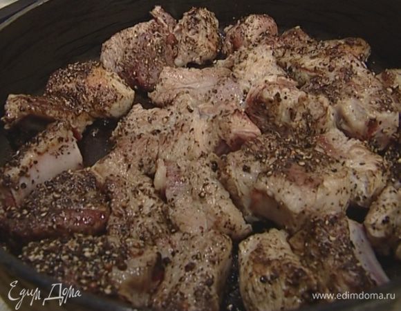 Растопить в тяжелой сковороде 1 ст. ложку сливочного масла и обжарить свинину со всех сторон до готовности.