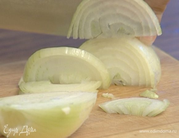 Лук почистить и нарезать полукольцами.