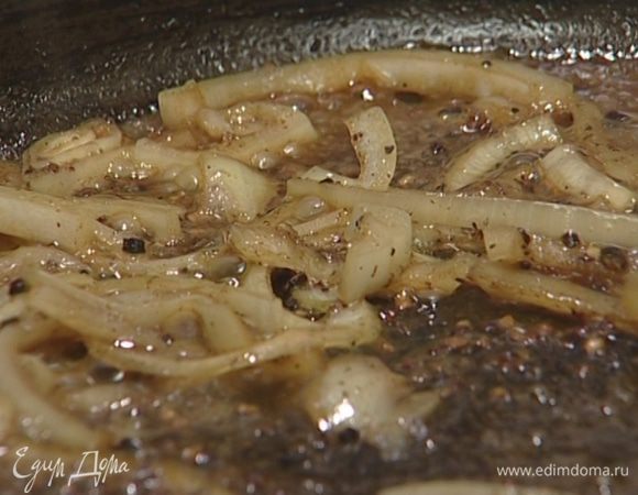 Влить в сковороду к луку коньяк, портвейн, 100 мл кипятка и потушить. Лук должен стать мягче, а соус — слегка увариться.