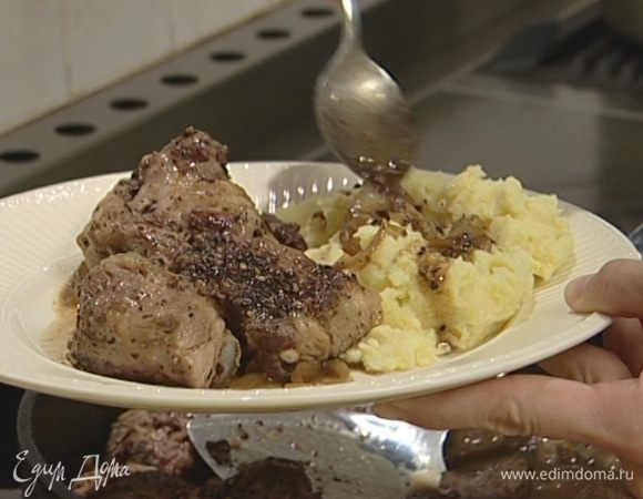 Полить свинину соусом и посолить по вкусу.