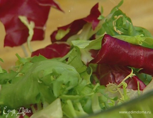 Руколу крупно порезать. 