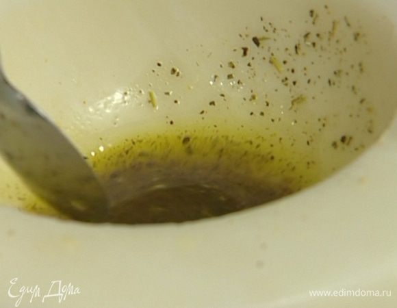 Приготовить заправку из оливкового масла, лимонного сока и цедры, щепотки перца и соли. Поделить заправку на две части.