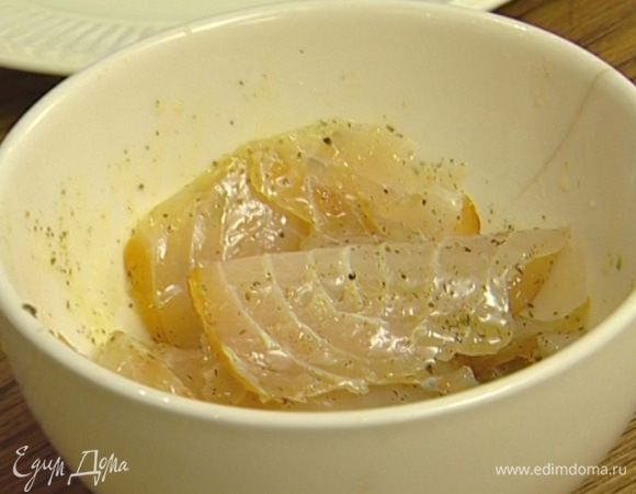 Балык нарезать как можно тоньше и «искупать» в одной части заправки.