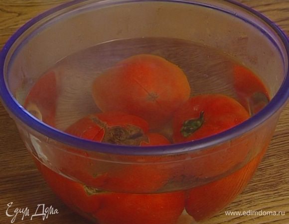Помидоры ошпарить, снять с них кожицу и крупно нарезать.