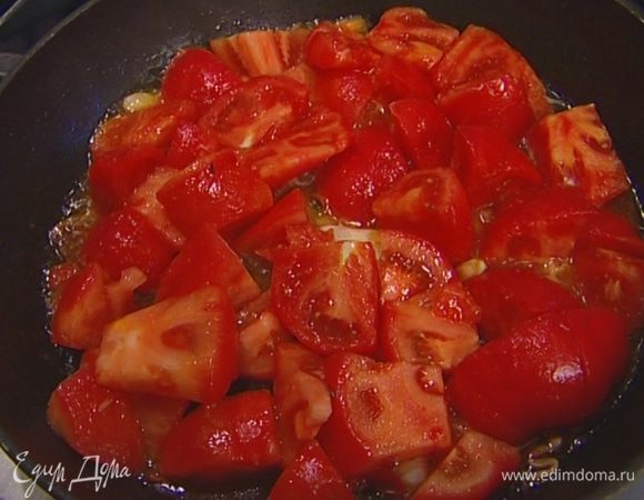 Отправить помидоры к чесноку, поперчить, добавить 1/2 ч. ложки соли, сахар, базилик и потушить.