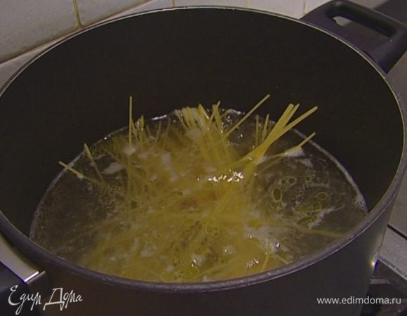 Макароны отварить в подсоленной воде (варить на 1—2 минуты меньше, чем указано на упаковке, то есть слегка недоварить). Слить воду и добавить в макароны 3 ст. ложки оливкового масла.