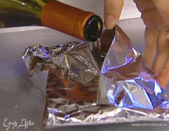 Положить в каждый карман немного макарон, сверху 6—8 креветок, 1 ст. ложку соуса из тушеных помидоров, присыпать сыром (половину сыра оставить) и влить по 2 ст. ложки вина. Закрыть карманы, скрепив края фольги.