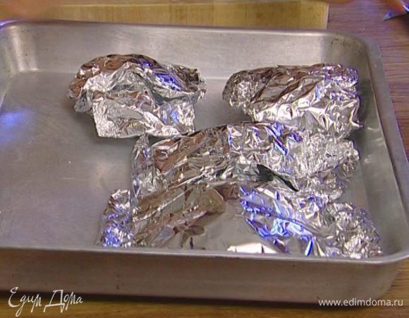 Уложить карманы на противень и отправить в духовку на 15 минут.