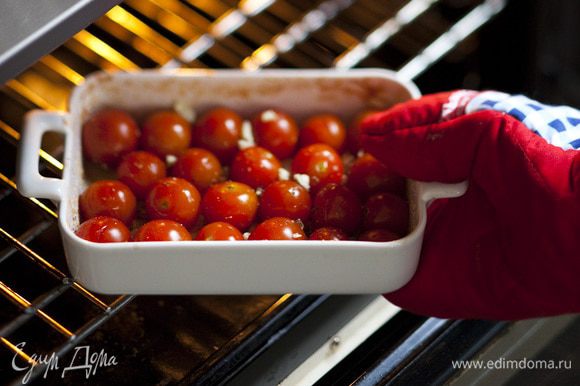 Отправить помидоры в разогретую духовку и запекать 15–20 минут.