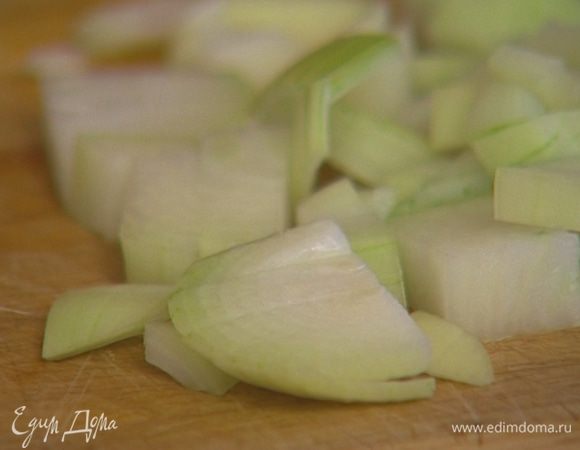 Лук и чеснок почистить и мелко нарезать.