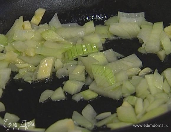 Разогреть в сковороде 2 ст. ложки оливкового масла и обжарить лук и чеснок.