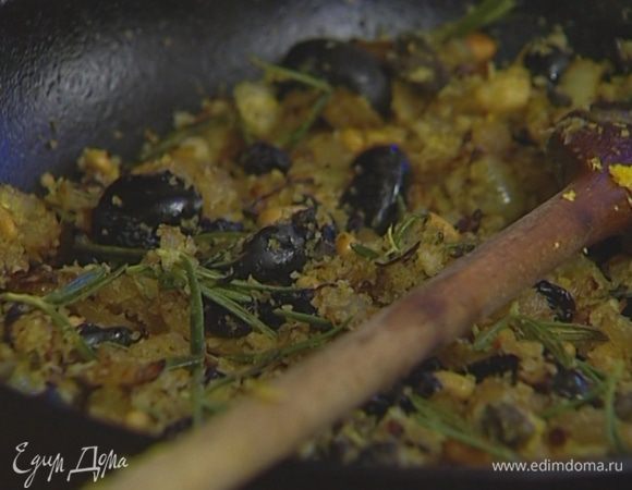 Добавить в сковороду 2–3 ст. ложки хлебной крошки, цедру лимона и прогреть все еще раз на небольшом огне.<br />
 