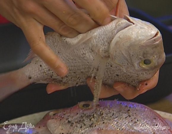 Черный перец и морскую соль измельчить в ступке и натереть этой смесью рыбу с обеих сторон.