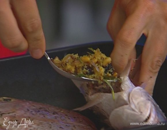 Наполнить рыбу начинкой, уложить в глубокую огнеупорную посуду, присыпать оставшейся начинкой.