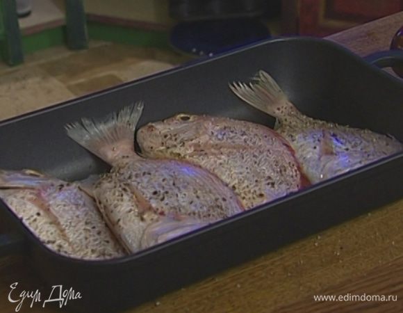 Сбрызнуть рыбу лимонным соком и оставшимся оливковым маслом и запекать в разогретой духовке, накрыв посуду крышкой.