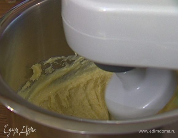 Взбить в кухонном комбайне 200 г предварительно размягченного сливочного масла с сахаром. 