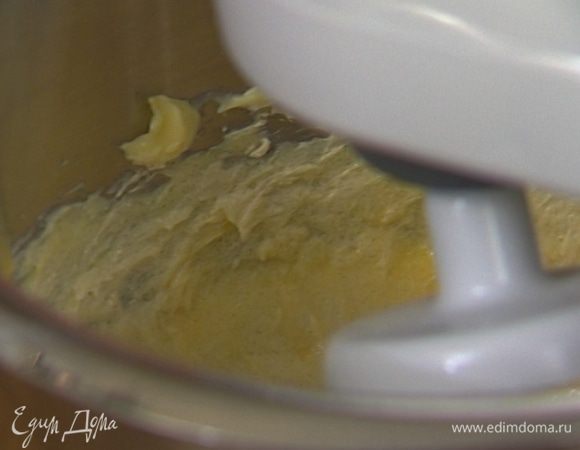 Продолжая взбивать, добавить 1 яйцо и 1 ст. ложку муки, затем по очереди ввести еще 2 яйца. 